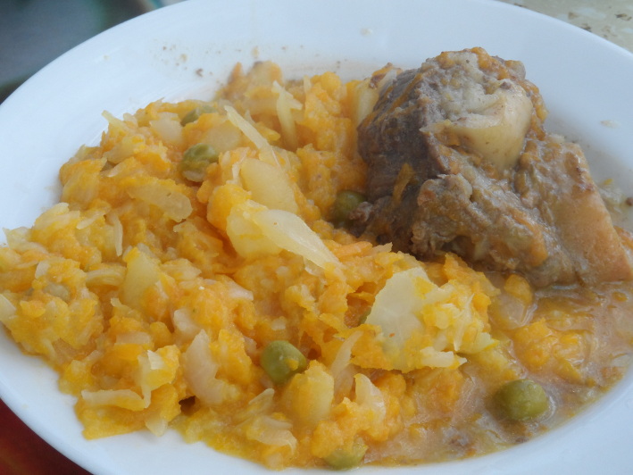 Говядина и гарнир из тушеной капусты с картофелем, морковью, луком и зеленым горошком