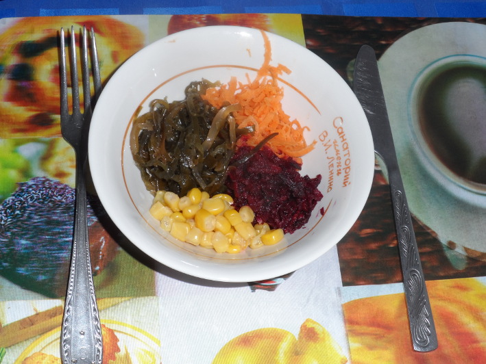 Закуска из тертой моркови, морской капусты, кукурузы и свеклы