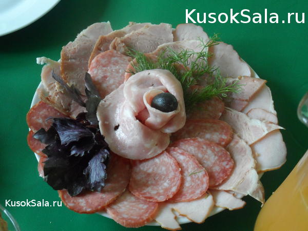 Как разложить красиво мясо и колбасы на тарелке