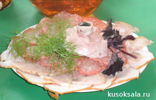Как разложить красиво мясную и колбасную нарезку на тарелке: ветчина, сервелат, копченый окорок