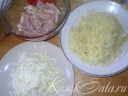 Копченую курицу нарезать, сыр натереть, яйца накрошить, картофель и морковку нарезать, яблоко натереть