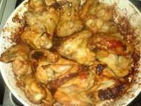 Куриные крылья с медом и соевым соусом - Куриные крылья почти готовы. Соус такой вкусный... он такой липкий. От таких крыльев невозможно оторваться