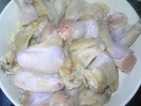 Куриные крылья с медом и соевым соусом - Обжариваем крылья на хорошо разогретом растительном масле. У меня на это ушло минут 15