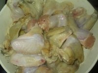 Куриные крылья с медом и соевым соусом - Вот крылья уже начинаются румяниться на сковороде.