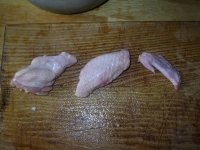 Куриные крылья с медом и соевым соусом - Самую маленькую часть из разделанного крылышка не выбрасывайте. Из них можно сварить прекрасный куриный бульон
