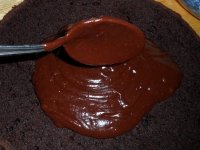 Традиционный шоколадный торт - Промазать кремом первый корж. Уйти должно где-то 1/3 всего крема