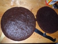 Традиционный шоколадный торт - Разрезать выпеченный корж на две части.