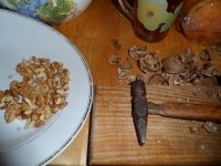 Традиционный шоколадный торт - Есть минутка, чтобы наколоть грецкие орехи для украшения торта