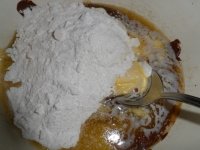 Традиционный шоколадный торт - шоколад+масло+кукур. сироп(можно без него)+ ванилин + сметана + сахарная пудра - получается крем для торта. Если все хорошенько смешать