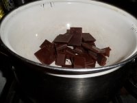 Традиционный шоколадный торт - Шоколад поломаем на кусочки и поставим растапливаться на водяной бане. Моя миска с шоколадом не касается воды. Вода кипит