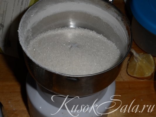 Сахарную пудру для кремя я делаю в кофемолке. Лучше бы я купила готовую. Кусочки сахара все-таки чувствуются в итоговом торте, сахар хрустит. Такого не должно быть