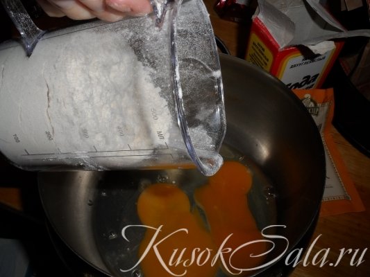 Добавляю муку - начала готовить тесто на коржи