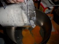 Традиционный шоколадный торт - Добавляю муку - начала готовить тесто на коржи