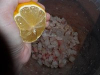 Рыбные оладьи - Сбрызгиваю филе рыбы лимонным соком