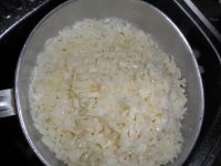 Ленивые голубцы - 3 способа приготовления - Сливаю через дуршлаг кипяток с капусты и лука через 10 минут.