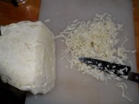 Ленивые голубцы - 3 способа приготовления - Мелко шинкую капусту. Каждый кусочек капусты максимум с горошину. Сначала режу на полоски, а затем еще ножом рублю эти полоски капусты