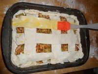 Яблочный пирог из готового слоеного теста - 18 фото - Если у вас остатки яйца останутся после смазки - не выбрасывайте, а вылейте на пирог и распределите. 