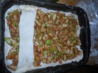 Яблочный пирог из готового слоеного теста - 18 фото - Из оставшегося теста делаем полоски, и, перекрещивая их, украшаем пирог. 