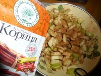Яблочный пирог из готового слоеного теста - 18 фото - Корицей посыпаем яблоки. Я не жалею корицы. 