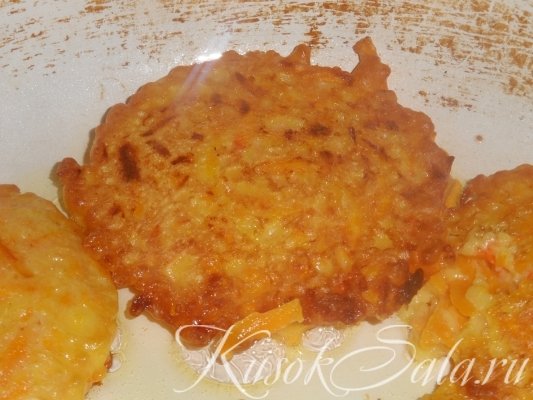 Аккуратно переворачиваем и жарим с другой стороны тоже до золотистой корочки