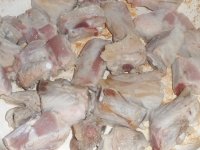 Свиные ребрышки с картошкой и овощами - Свиные ребрышки выложить на сковороду и обжарить на растительном масле со всех сторон до румяного зажаренного золотистого цвета.