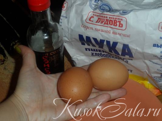 Кляр простейший - соевый соус, мука и яйца. Все это вместе взбить до состояния чуть жиже, чем густая сметана. Как на бездрожжевые оладьи - густое тягучее, но льющееся тесто Горячие роллы в кляре с кунжутом . Кляр простейший - соевый соус, мука и яйца. Все это вместе взбить до состояния чуть жиже, чем густая сметана. Как на бездрожжевые оладьи - густое тягучее, но льющееся тесто