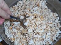 Карамельный попкорн в домашних условиях - Тщательно перемешать карамель и попкорн, чтобы карамель равномерно распределилась по всему попкорну