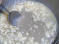 Карамельный попкорн в домашних условиях - Масло расходится в карамели. Помешиваем, даем закипеть