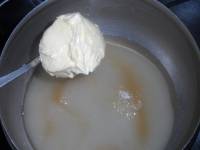Карамельный попкорн в домашних условиях - Добавляем в карамель масло