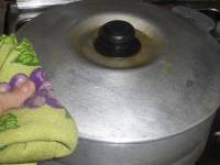 Карамельный попкорн в домашних условиях - Пока зерна кукурузы лопаются - постоянно потряхивайте кастрюлю, чтобы лопнувший попкорн поднимался на верх, а зерна опускались на дно. Процесс займет до 5 минут. Не сожгите! Как хлопки прекратились - снимайте с огня.