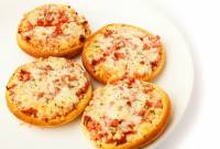 Маленькие пиццы с мясом и грибами или с колбасой