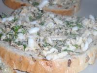 Бутерброды со шпротами и яйцами с зеленью