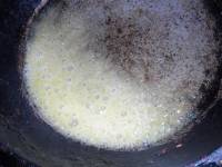 Спагетти, курица, грибы и сливки - вылить на сковороду каплю оливкового масла, в этом оливковом масле растопить сливочное