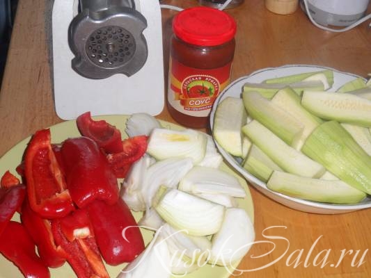 Все ингредиенты нарезать для пропуска через мясорубку