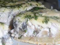 Пирог с курицей и грибами на тесте с сыром