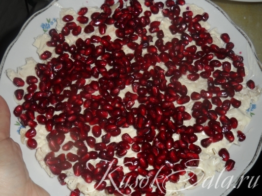 Салат из курицы и граната