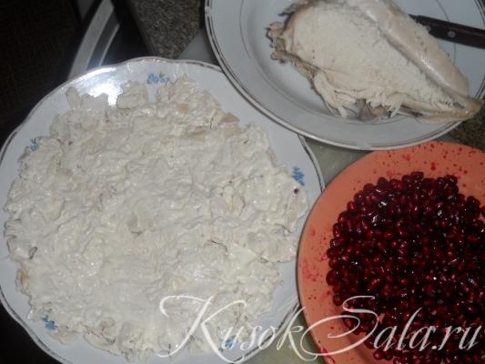 Куриное филе нарезать, очистить гранат