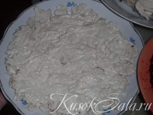 Куриное филе выложить на большую плоскую тарелку