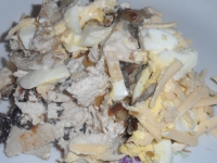 Салат с курицей черносливом и жареными грибами