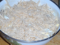 Салат с курицей черносливом и жареными грибами - Засыпать салат сыром