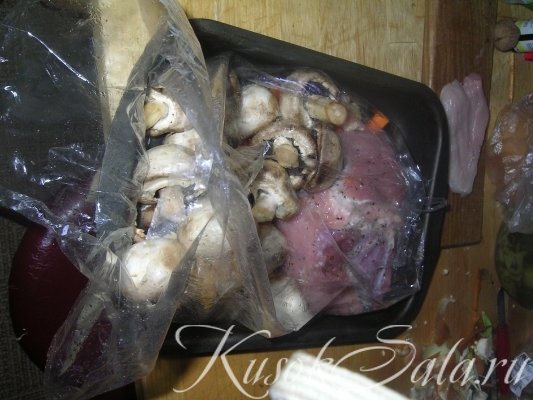 Наполняем рукав для запекания. Грибы кладем целиком Как запечь мясо в пакете. Наполняем рукав для запекания. Грибы кладем целиком