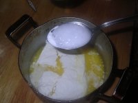 Хачапури - Добавляем щепотку соды, гашеной уксусом, четверть столовой ложки сахарного песка