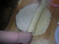 Хачапури - Раскатать вторую часть теста и с помощью скалки выложить сверху