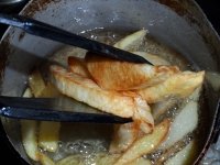 Картофель Фри без фритюрницы - Обнаружила, что из кипящего масла вот такими щипцами картофель легче всего вытаскивать