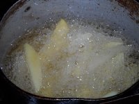 Картофель Фри без фритюрницы - Кипит масло, жарить картофель. Ему нужно около 20 минут, чтобы зарумяниться как следует! Долго...