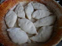 Жареные пирожки с начинкой - Сначала выкладываем на сковороду швом вниз
