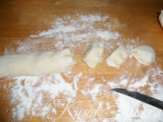 Жареные пирожки с начинкой. Нарезаем колбаску из теста на кусочки