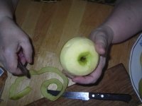 Жареные пирожки с начинкой - Чистим яблоки, удаляем сердцевину, нарезаем на мелкие кубики и на сковороду.