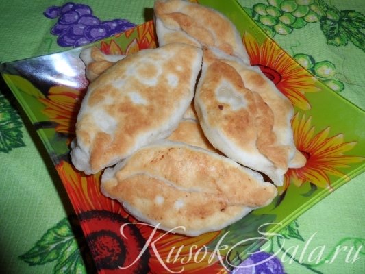 Жареные пирожки с начинкой. Жаль, что от пирожков поправляются.