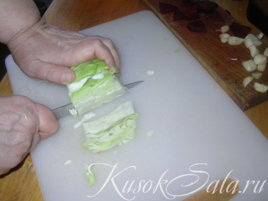 Жареные пирожки с начинкой. Режу - шинкую капусту. Основная составляющая начинки.